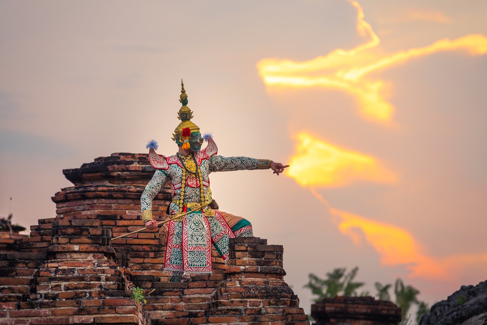 Khon is art culture Thailand Dancing in masked Tos-sa-kan and Hanuman are fighting in literature Ram